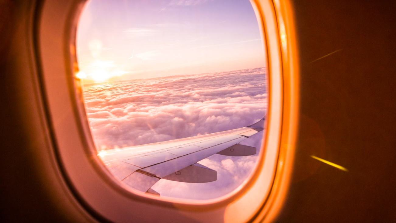 Blick aus Flugzeugfenster Sonnenaufgang